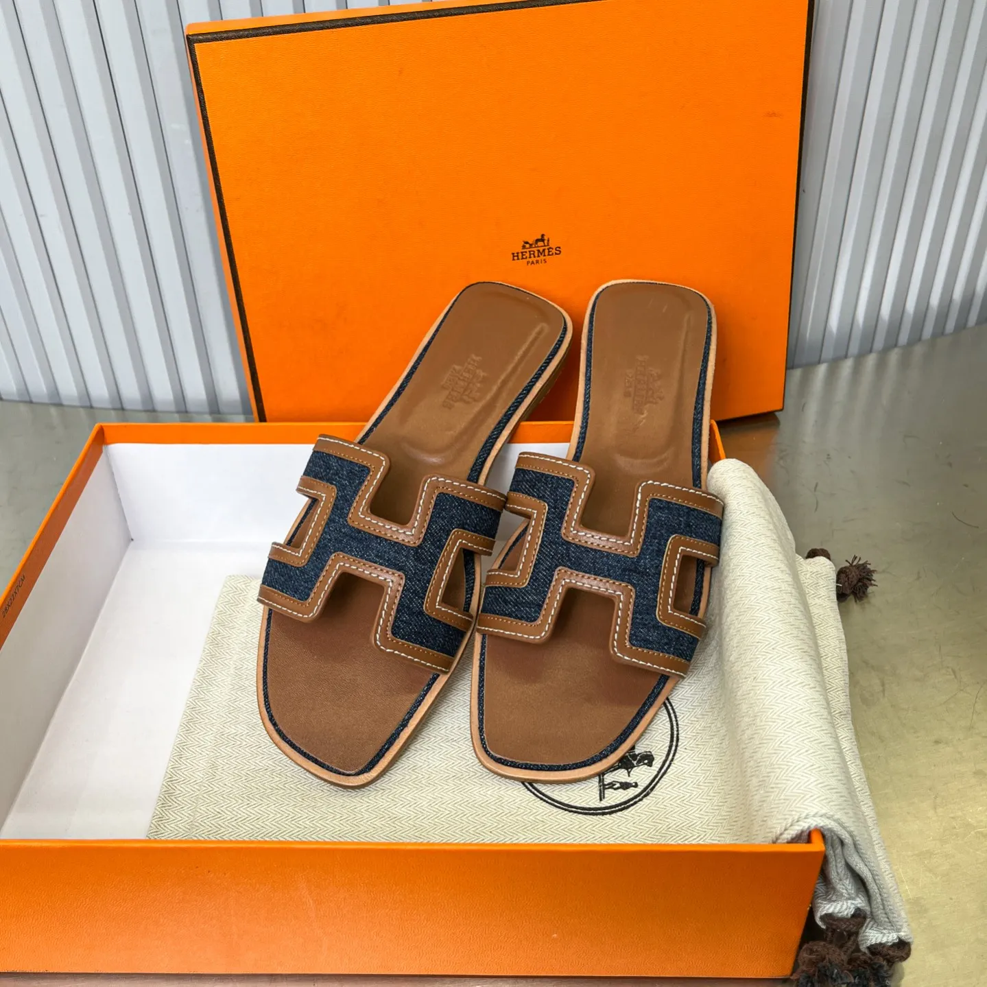 👟👟Ex-factory price 480👟👟 New style in early spring, splicing technology, new revision (Hermès), upgraded packaging, upgraded version and workmanship materials. Hermes®🔴The highest version of handmade shoes on the market ✨✨ Top product Hermès slippers🐎 —————————— The new model in early spring is the same as the original version, handmade by masters! ❥High-end customization, exclusive products, the highest version in the industry⚠❥Using: Hermers upper: Italian imported cowhide + original custom-grade Australian sheepskin feet + genuine leather outsole (pursuing top walking comfort) ✨~~〰〰〰〰❥ Packaging: ✔🚦Pay attention to the packaging➰Top-level exclusive box 〰The original top quality is on sale━━━━Hermes━━━━━ size: 35-40 (34.41.42 custom-made, non-refundable)